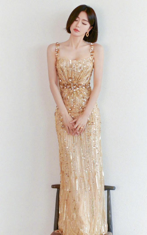 秦岚金色吊带长裙写真来了