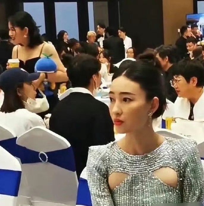 不得不佩服这个设计师的脑洞，要是微胖点的人估计穿出来体感不好 ​​​