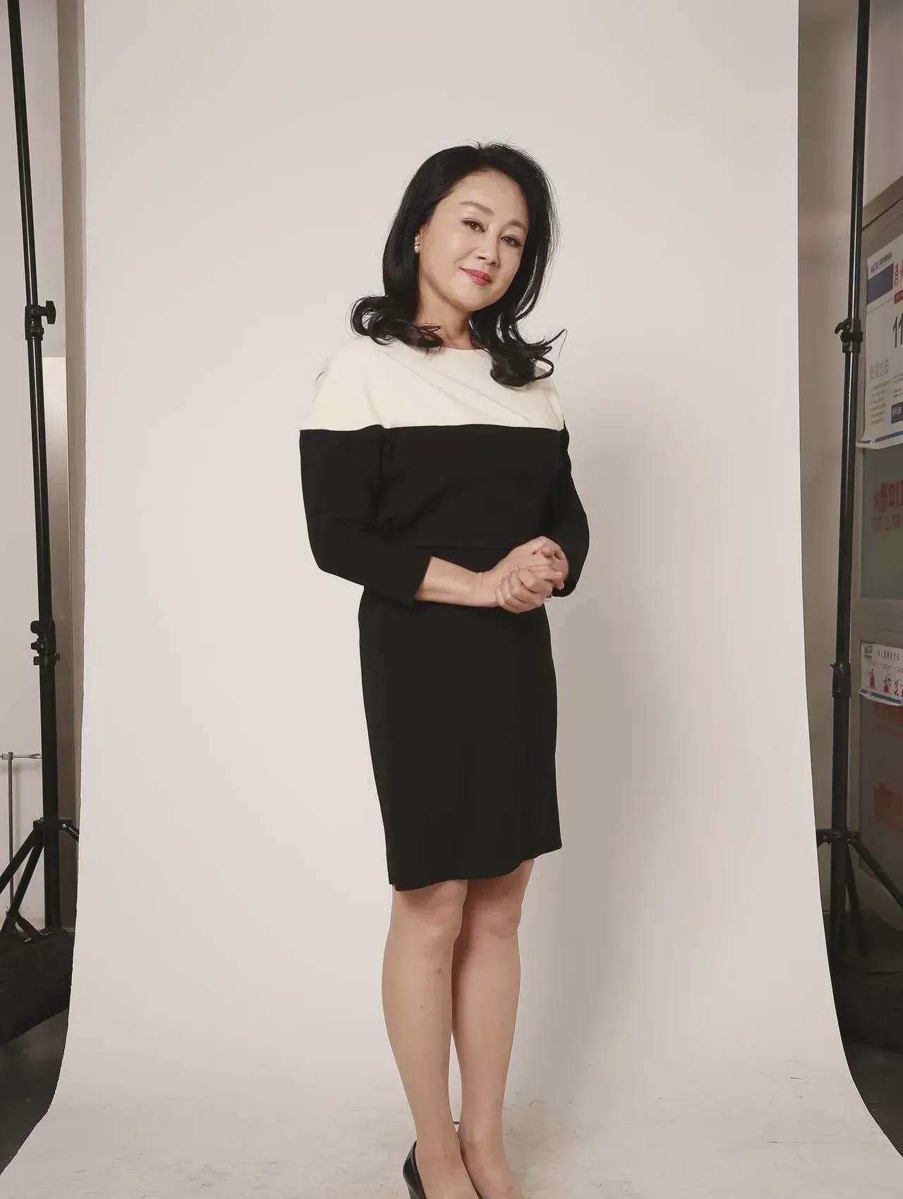 王姬一位端庄优雅，气质大方的美女！乌黑靓丽的头发，魅力四射。脑海里突然浮现出好多