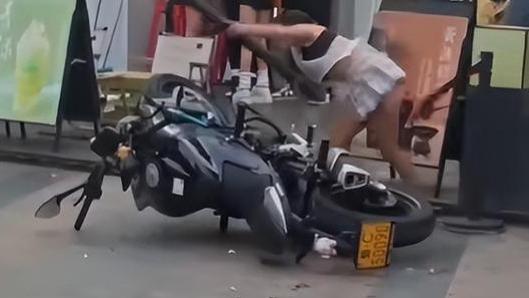 东莞奔驰哥抡杆砸车后续：连砸三次！本想打头，和解失败身份被扒