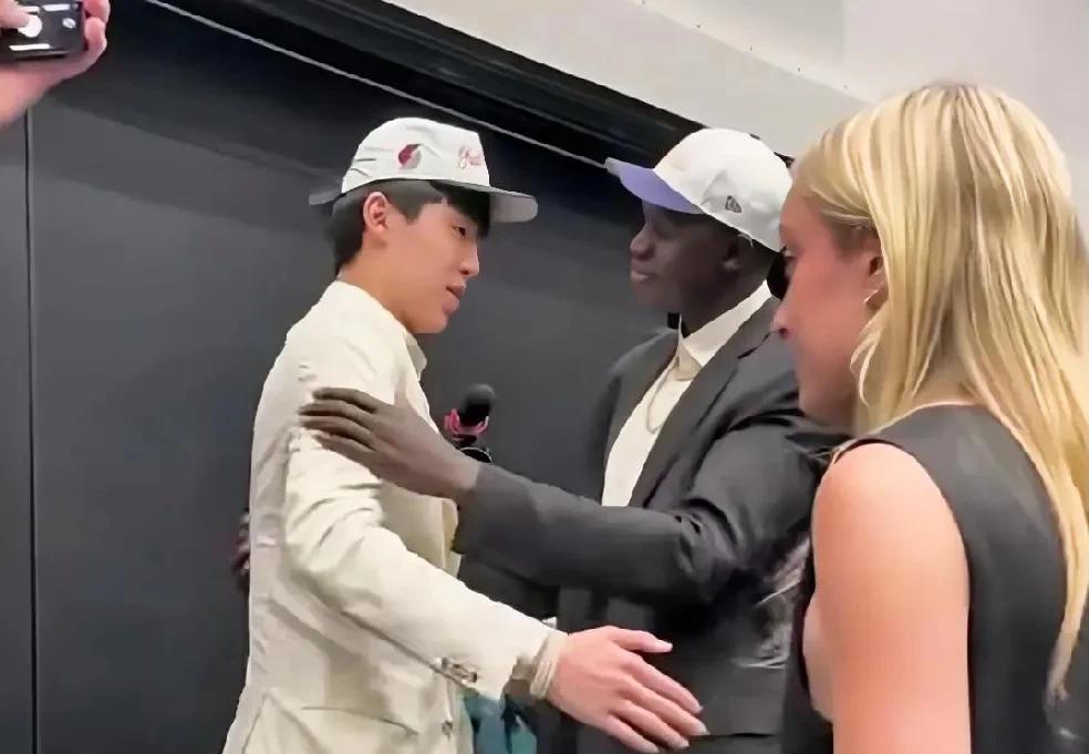 杨瀚森是一定比周琦更容易融入NBA的，三点优势太明显了。
首轮被选中后，杨瀚森瞬