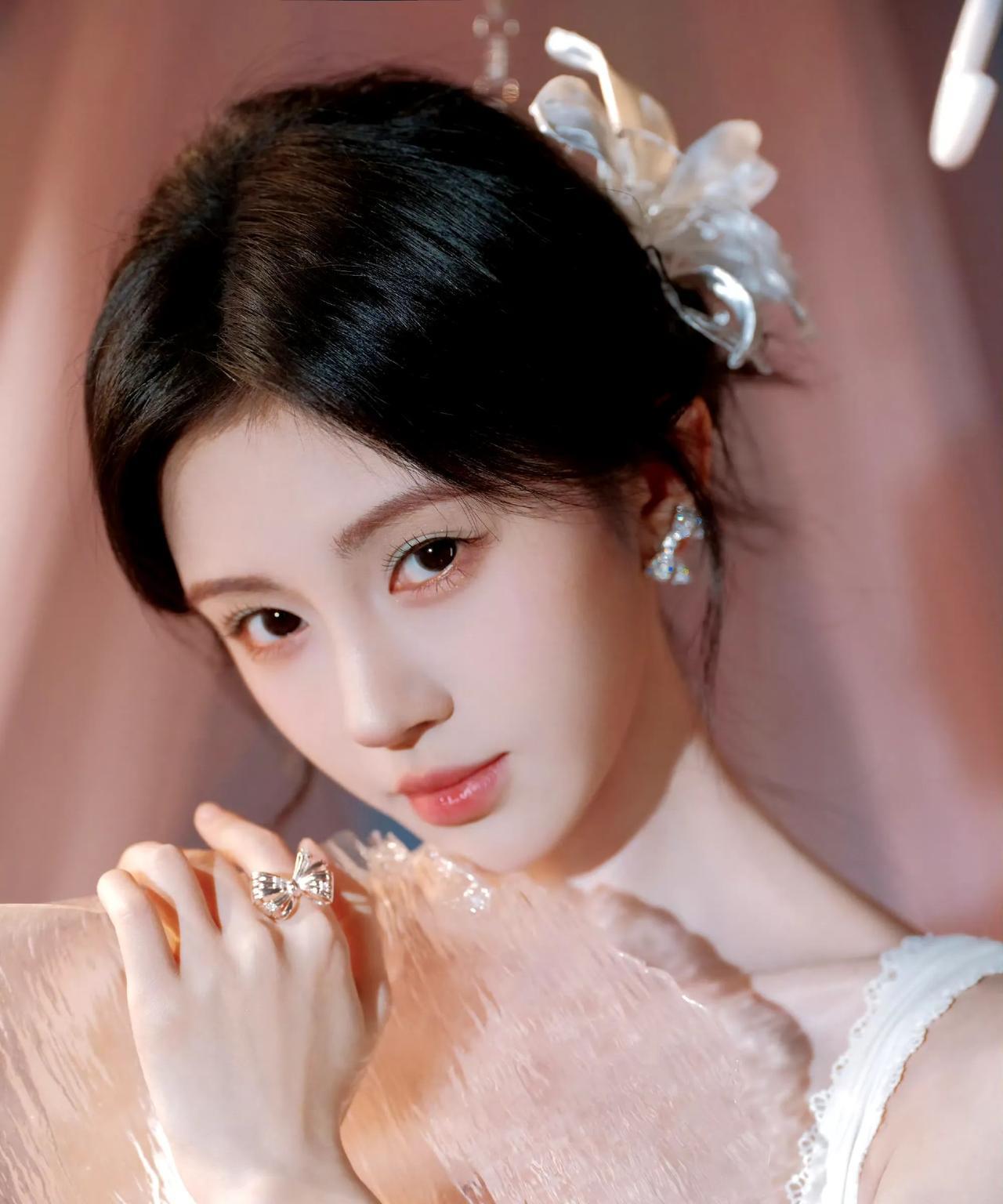鞠婧祎出席Davena蒂玮娜直播活动造型，身着House of CB蕾丝吊带裙装