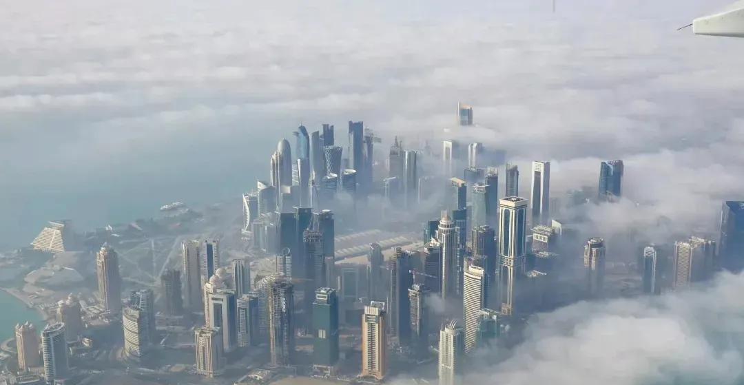 卡塔尔凭借世界杯遗产占据先机。其已建成卢赛尔体育场等8座符合奥运标准的场馆，地铁