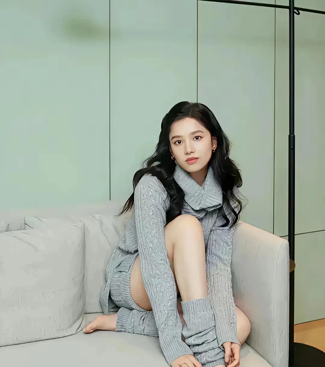 张婧仪很美。她光脚拍照时，脸上不羁却满是故事，这种反差很迷人。就像在她的演艺作品
