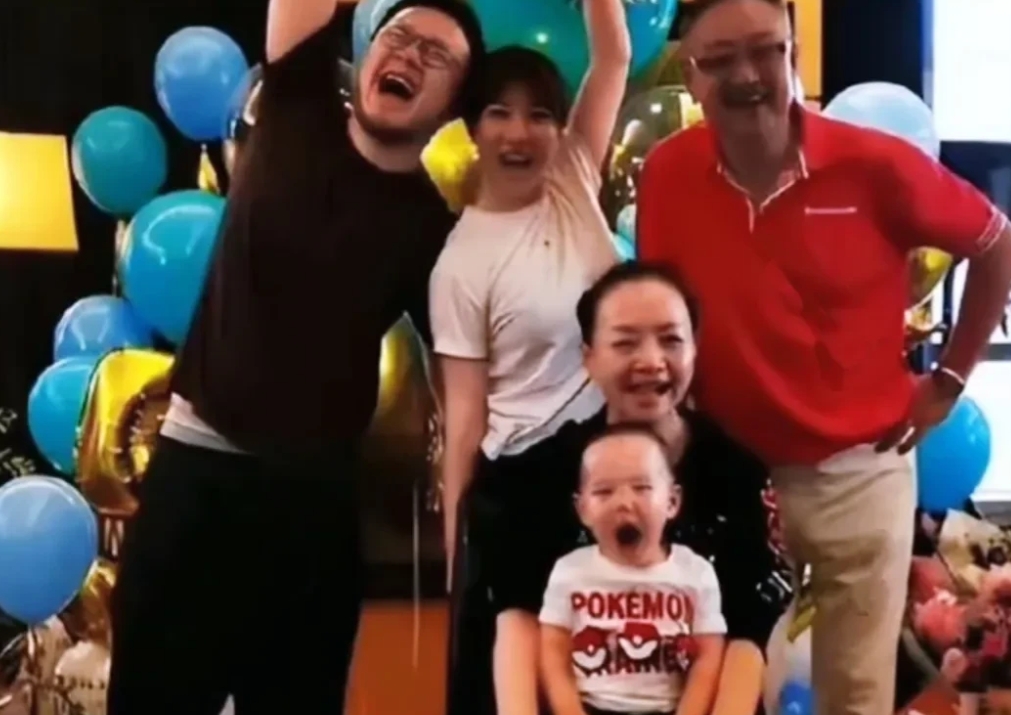 英如镝

你惹她干啥

王博谷温柔如水的媳妇，惹人欺负时强势如火！

这两天英如