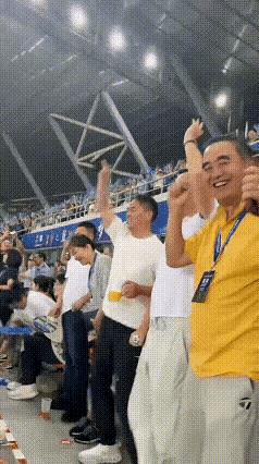 强哥奖100万，宿迁赢淮安。
昨天（8月30日），“苏超”联赛宿迁队对战淮安队。