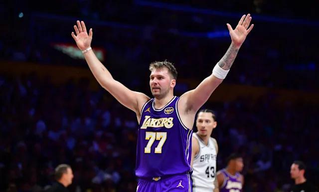 你能想到独行侠居然把队史“大宝贝”东契奇送走了！这位场均35分、8.8个篮板、9