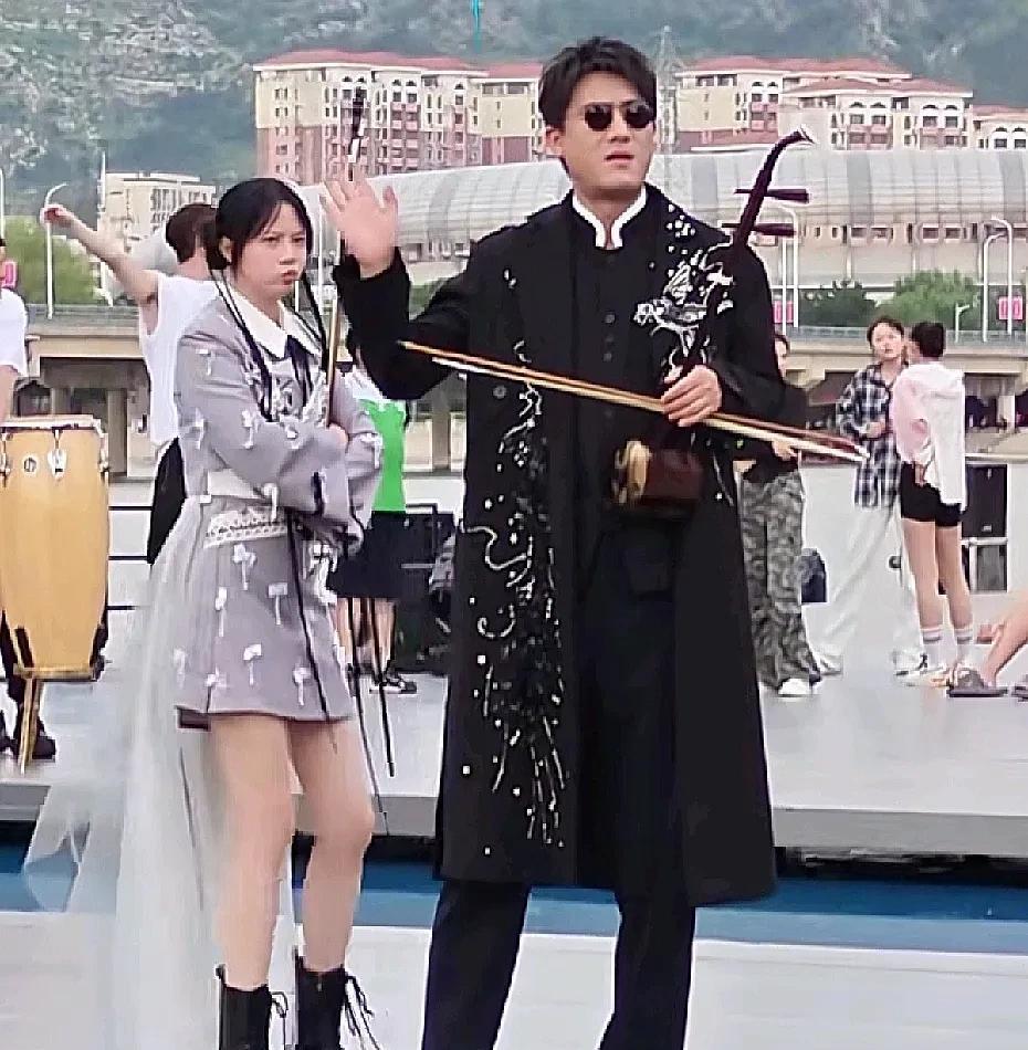没错，二饼力哥接了一个甘当背景板和绿叶的无聊局——pk主理人·全能玩家展演——反
