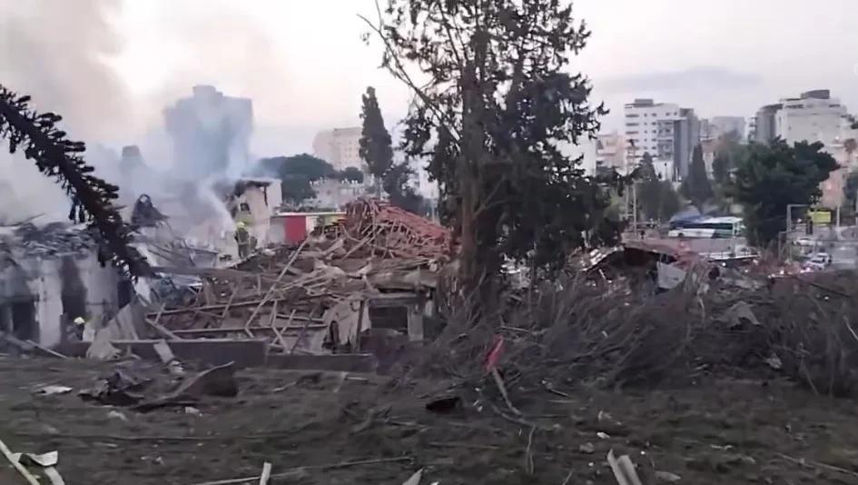 以色列雷霍沃特遭到伊朗导弹袭击之后的废墟现场！#伊朗导弹密集发射以色列黑夜变白昼