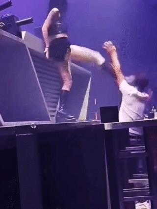 这一脚可真是够狠的呀，这下该长点记性了吧！
酒吧里上演的一幕，实在是让人惊得合不