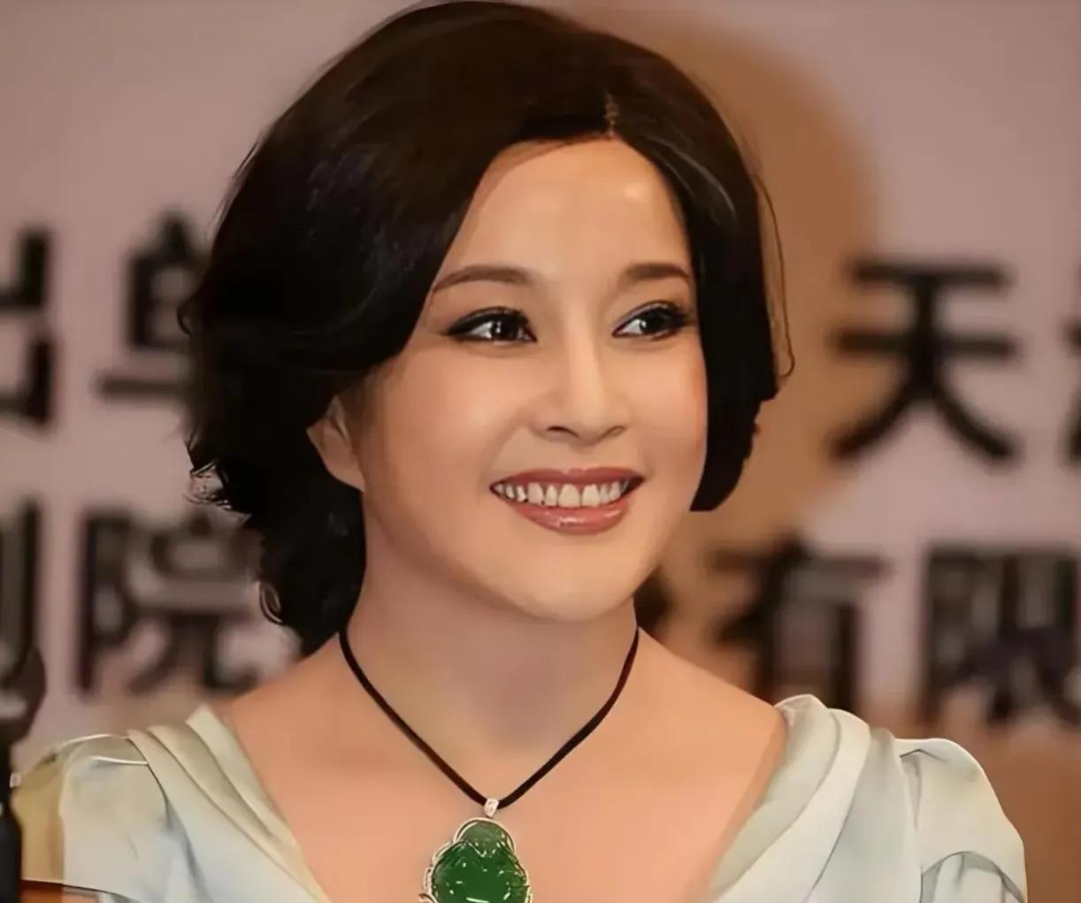 刘晓庆
该做的都做过了。
婚还结了四次。但有一件事她这辈子是没办法做了。
她已经