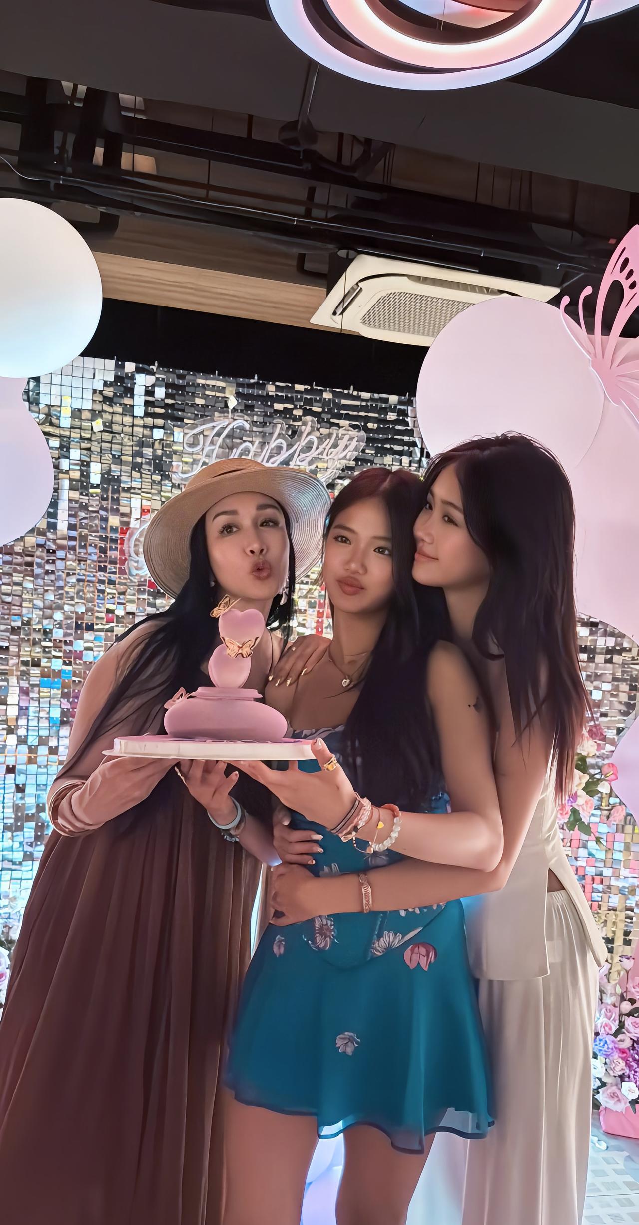 7月28日，钟丽缇晒出为二女儿庆生的画面，她的二女儿Jaden（张思捷）17岁了