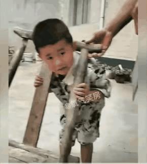 小朋友生性顽皮，把头伸进了凳子的缝隙，结果头部被困住出不来了……父亲一时慌了神，