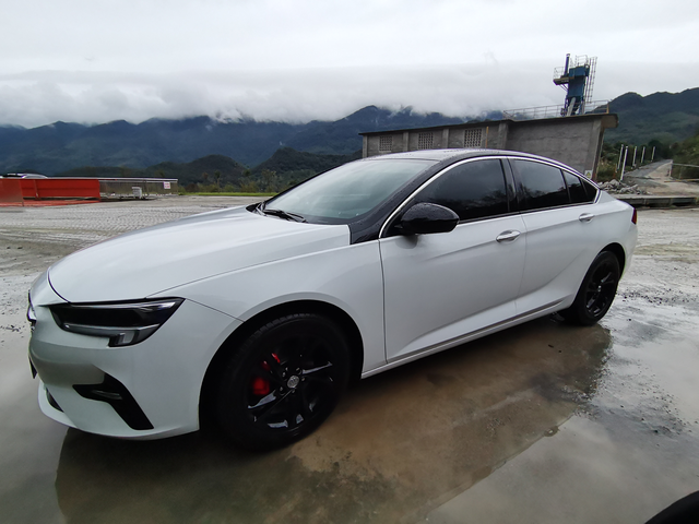 君威之改色系列
给爱车贴了一个黑顶以及轮毂做了熏黑处理，总共下来花了1000块钱