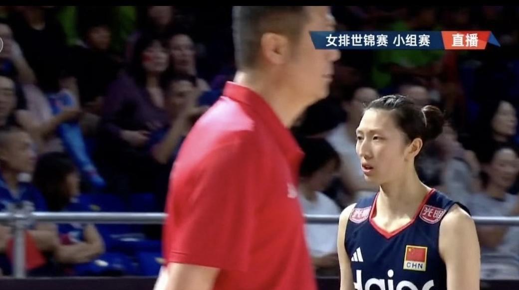 中国女排和哥伦比亚女排的第三局比赛刚刚开始，主教练赵勇指导就用唐欣替下了吴梦洁，