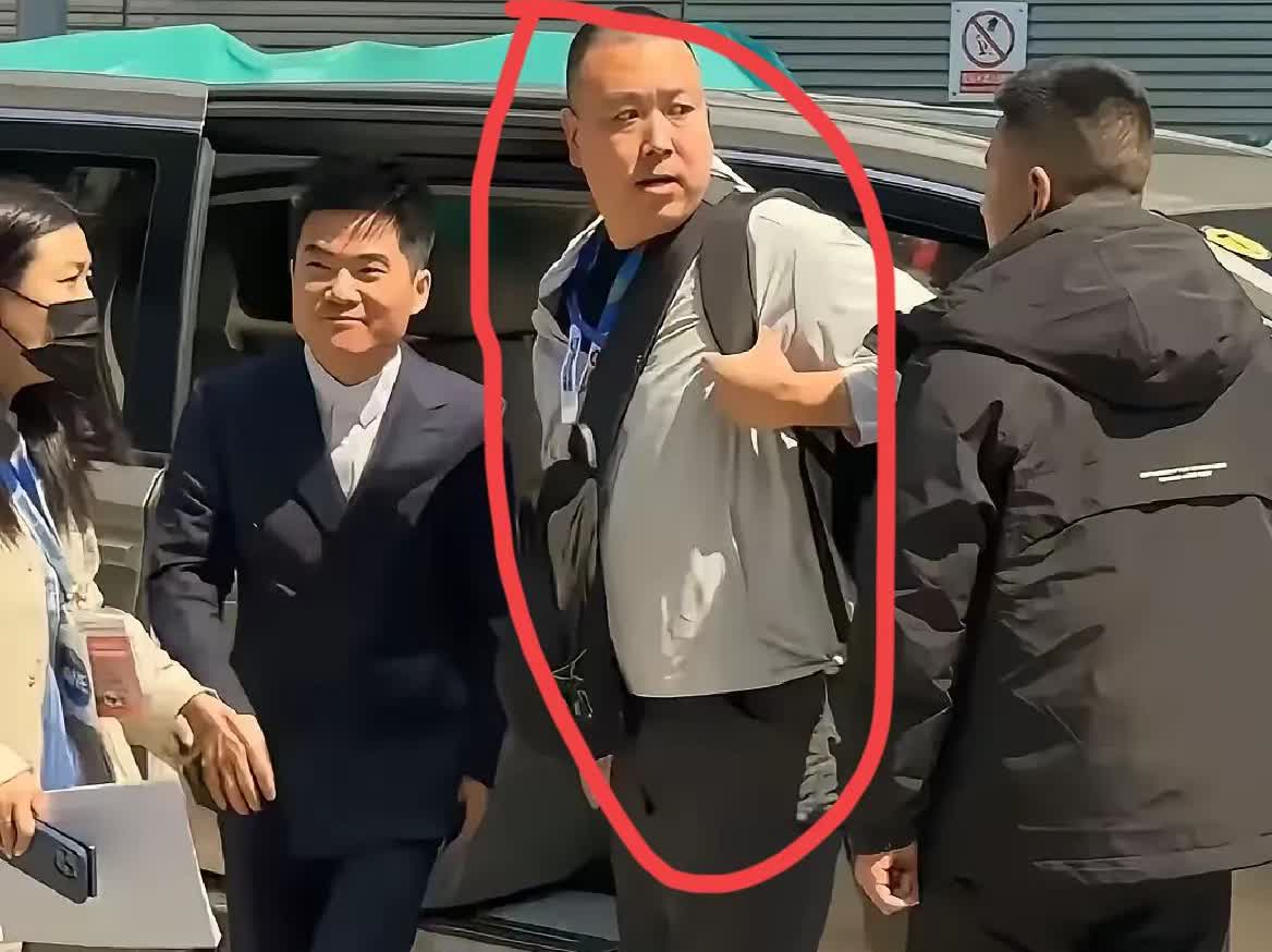 道歉？保安小哥不认识董宇辉！
“往前走，关门！关门！”
董宇辉上海AWE首秀