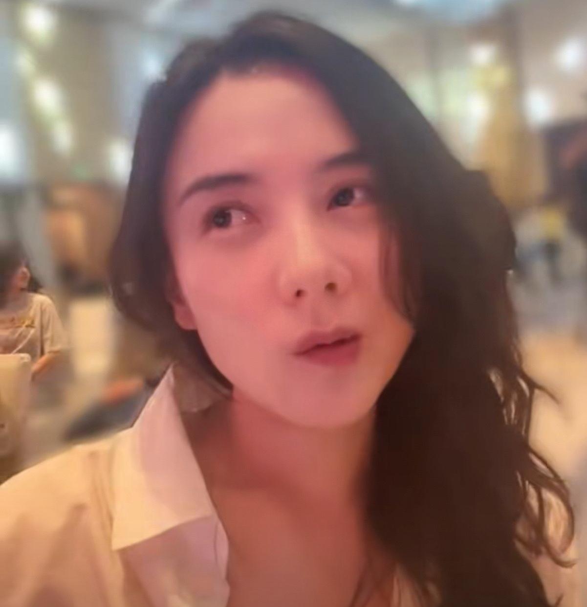 宋佳这次真的慌了，全网都选择站在……
天呀，绝了？
就是…
宋佳：我“不配”评价