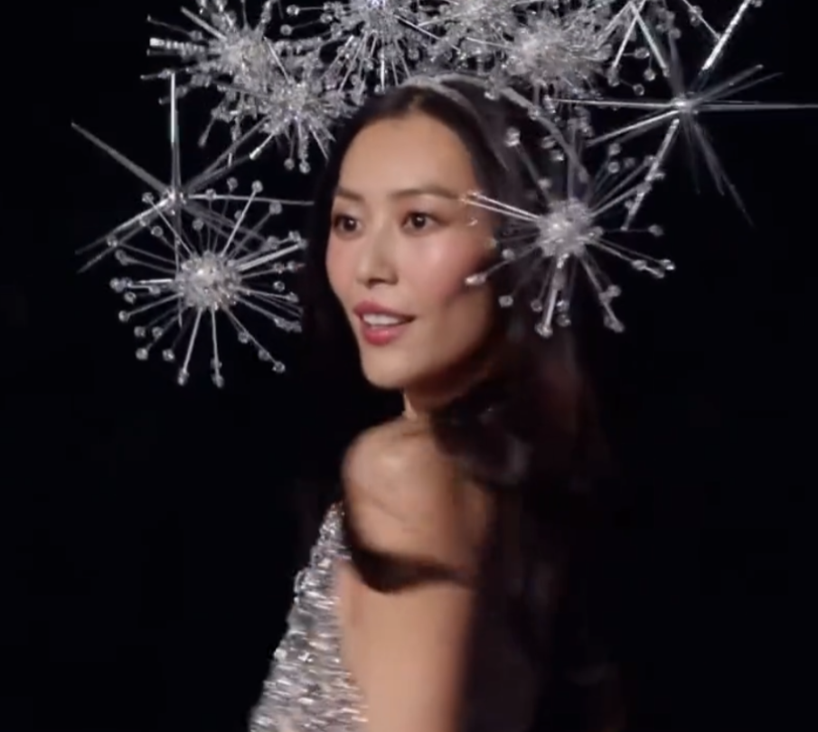 刘雯真的是太瘦了！
2025年维密这套重达30斤的亮片裤装，穿在她的身上都替她累