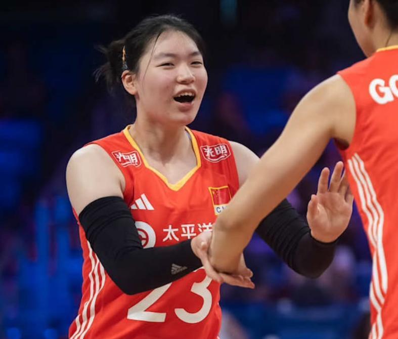 巴西媒体又一次夸赞中国二传张籽萱，“16岁的中国新星张梓萱当选25年女排世联赛分