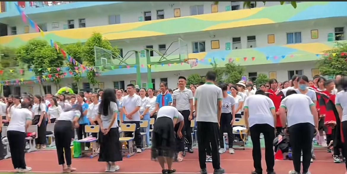 头一回见老师向学生还有学生家长鞠躬，而且一共三鞠躬，一鞠躬感谢家长信任；二鞠躬感