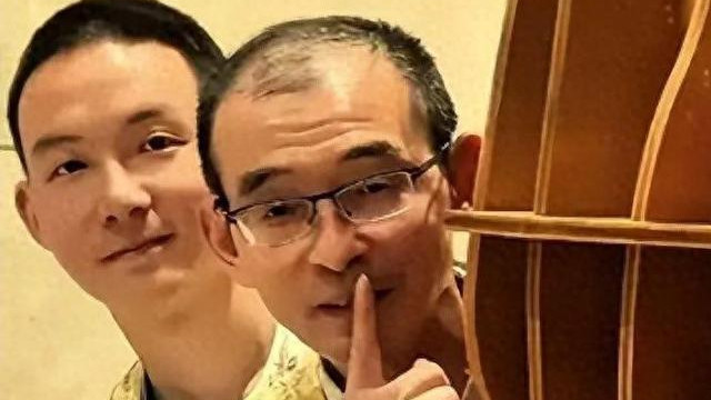 谢岳两任妻子差别大，前任育四娃被离婚，现任郑琴比老谢小17岁