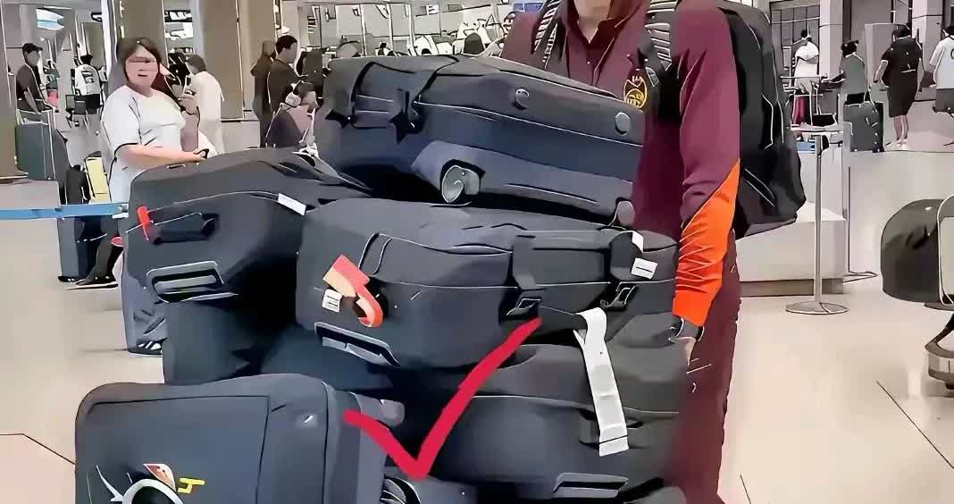 我问了懂球的朋友，为什么男足出国比赛要带那么多件行李，而女足却只有一个小行李箱

