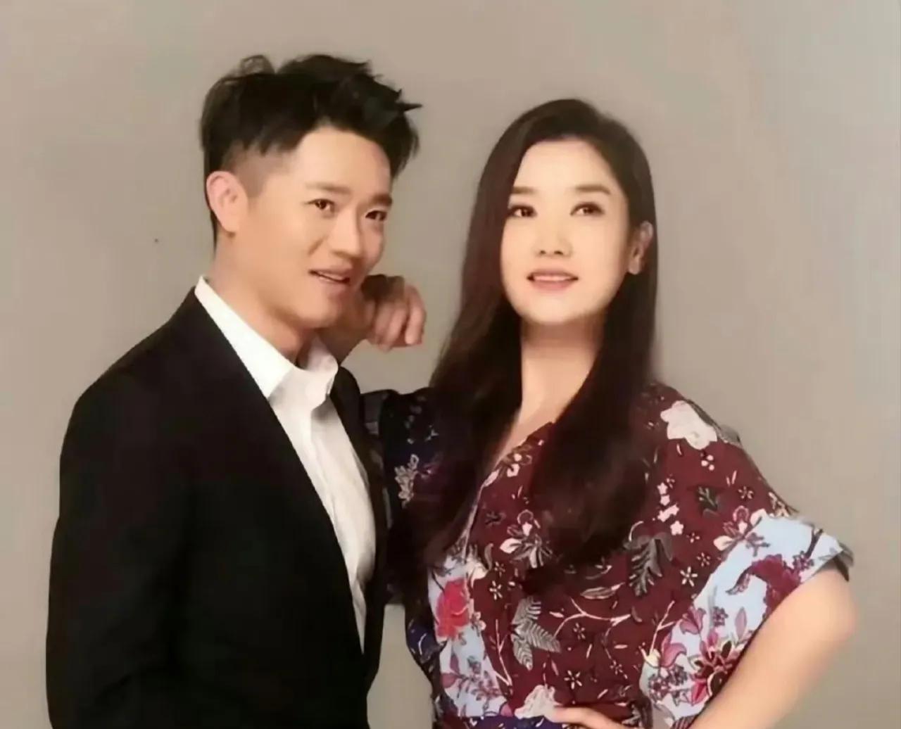谈及当时脚踹女员工的缘由，曾毅说自己一时情绪失控才做出那样的举动。但这一解释并没