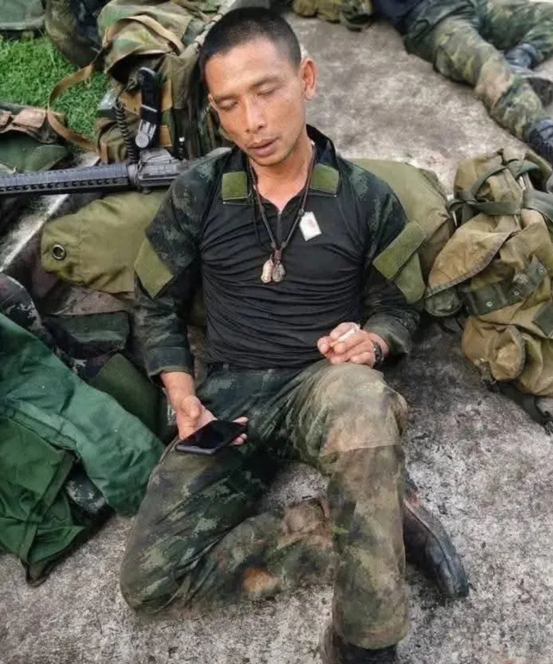 从战场撤退下来的泰国参战军人，一个个疲惫不堪。对于每一个上战场的军人而言，就是与
