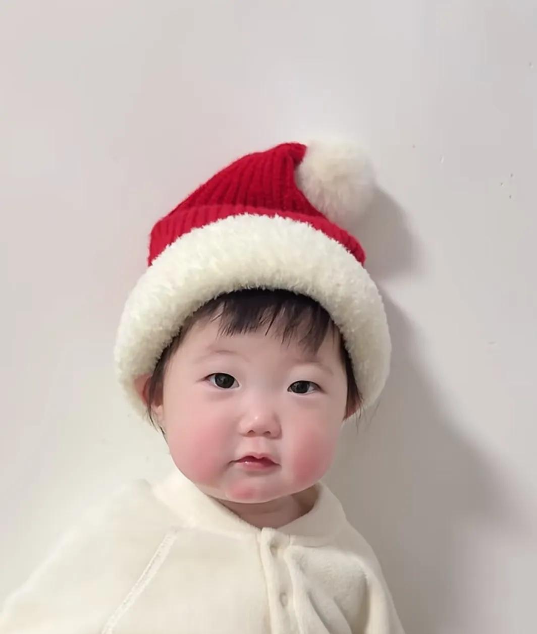 大声说出来，她像谁？
这个小孩儿呀，胖嘟嘟，白皙皙，但这不是小时候的孙颖莎哦，只