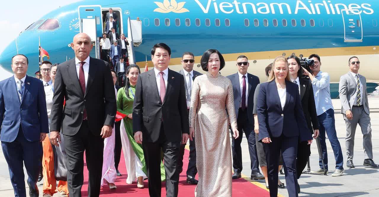意气风发！梁强携夫人抵达开罗，开始对埃及进行访问
埃及方面也挺有意思的，派出一
