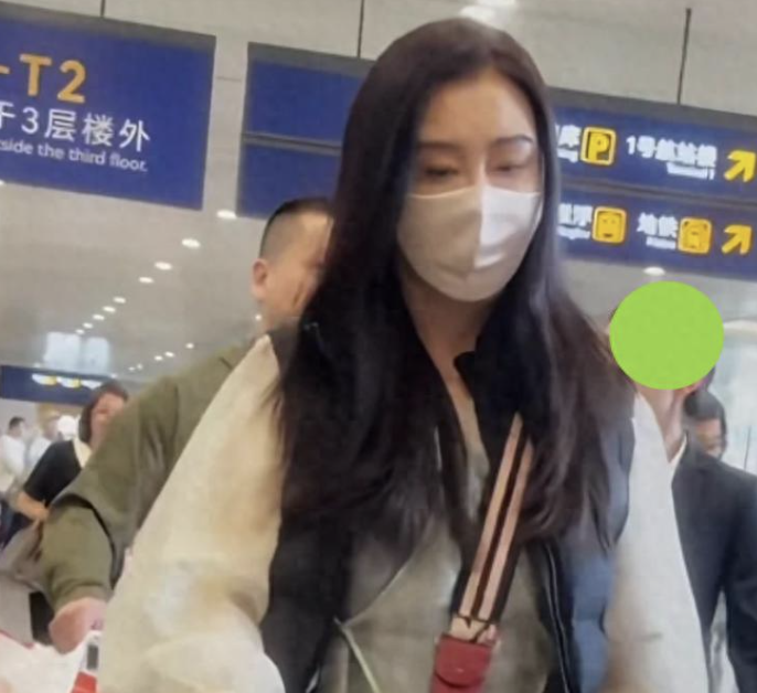 王祖贤现身无锡：58岁依然长发飘飘，温柔对待粉丝