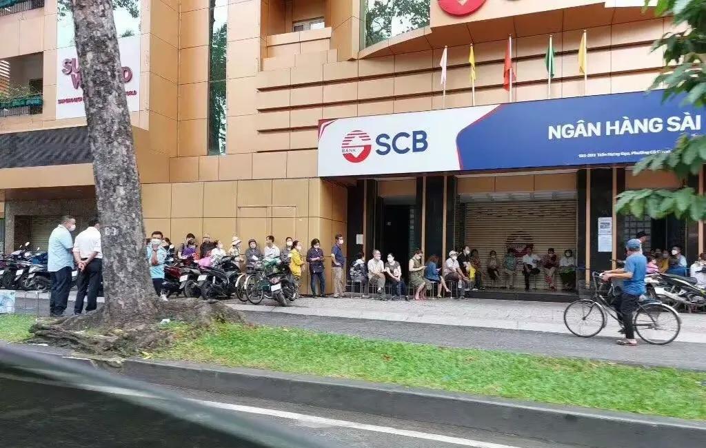 越南现在经济挺危险的，外汇储备才890亿美元，但外债有1856亿美元，外债比储备