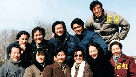 后排就认得出演员焦晃、杨在葆，个个精神抖擞！神采奕奕！个个五官立体，浓眉大眼，都