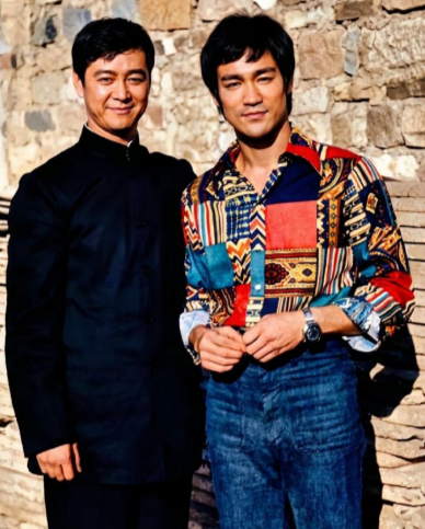 和李小龙并肩合影的人，他是谁啊？ ​​​