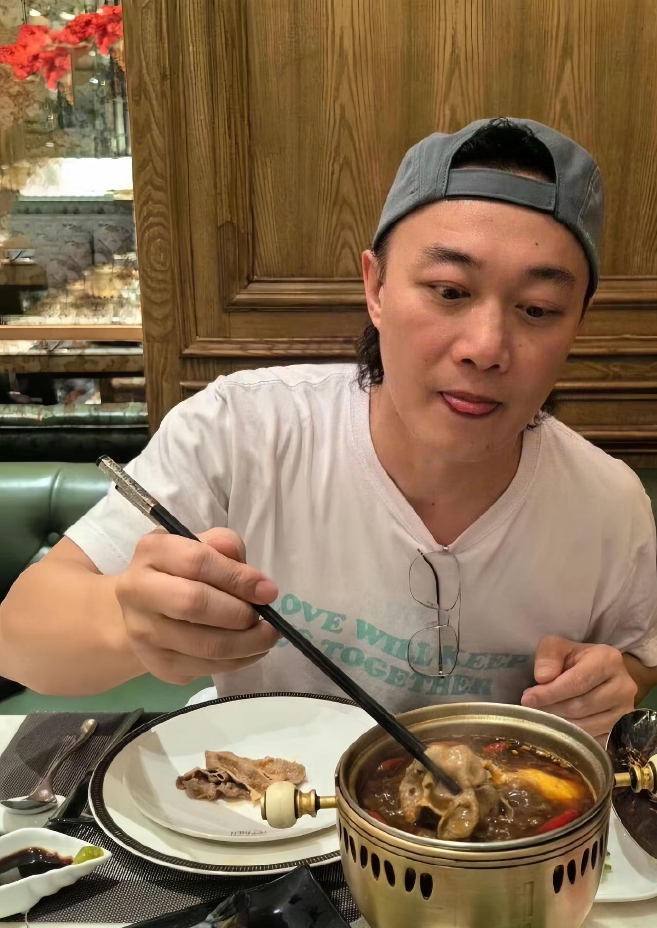 陈奕迅已复活报平安，大口吃肉，香得嘞～#陈奕迅报平安#