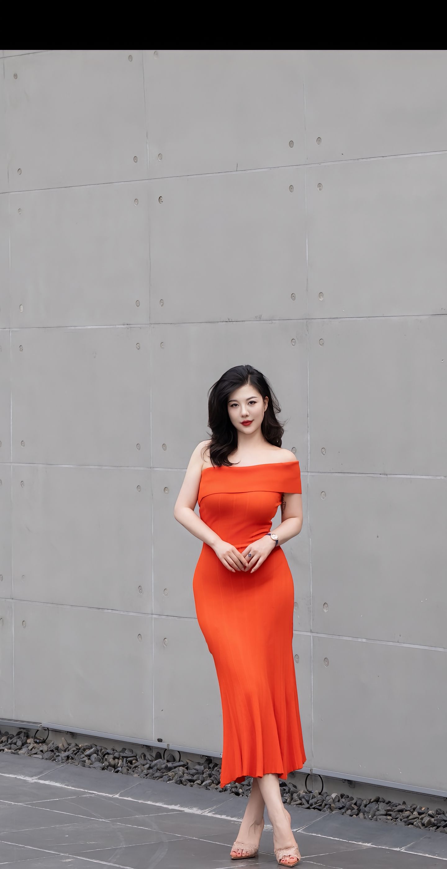 我不好色，但还是忍不住多看了几眼，从容貌到气质，绝非寻常，非常的不一般。