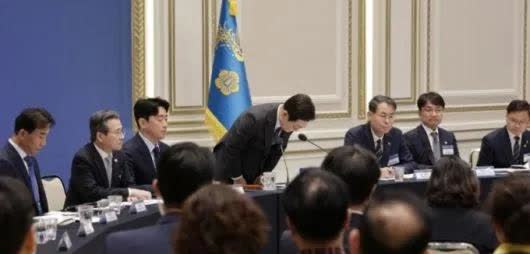 据韩国媒体7月16日消息，韩国总统李在明当日在青瓦台迎宾馆举行的“记忆、安慰、治