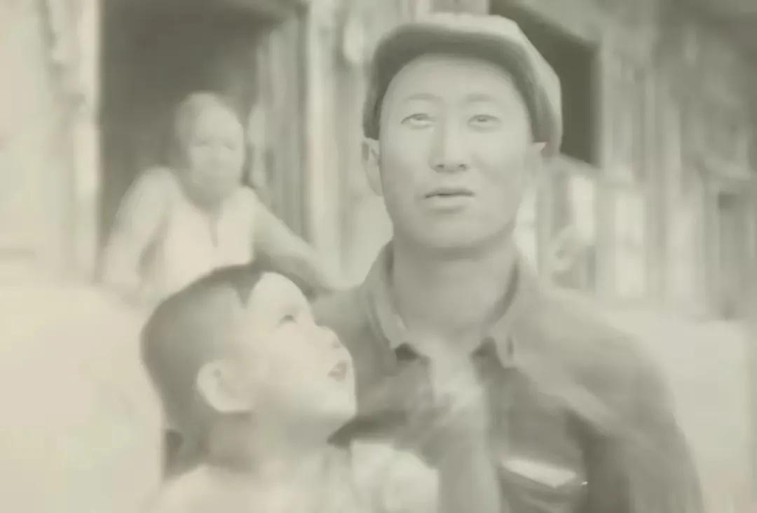 1979年，内蒙古一对夫妻生下儿子不想要，连夜送给村里刚丧子的贫农:“这孩子你要