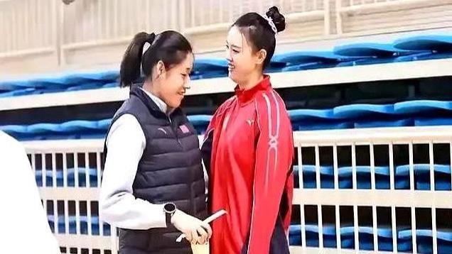 女排刘晓彤赛场外拥抱张常宁，退役后相聚，情谊不简单