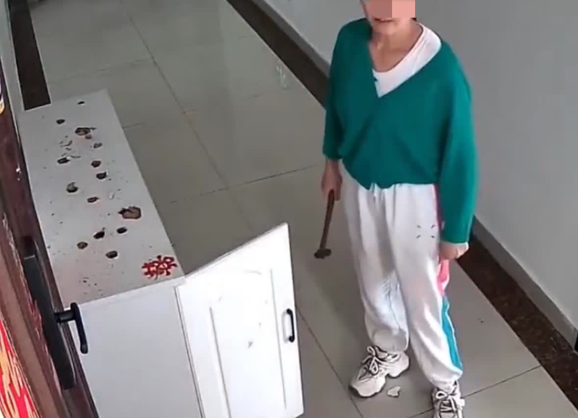 邻居把鞋柜摆公共楼道，
女子一怒之下抡起锤子就砸，
这视频一上网，直接吵翻了
