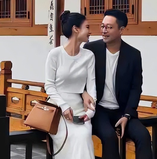 汪小菲现任妻子照顾两孩子真的很累，还要开直播卖麻六记，马筱梅的确不易！有些牢骚很