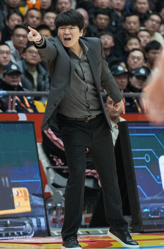 2月11日晚，山东高速男篮在第二届CBA俱乐部杯季军争夺战中以97比76击败浙江