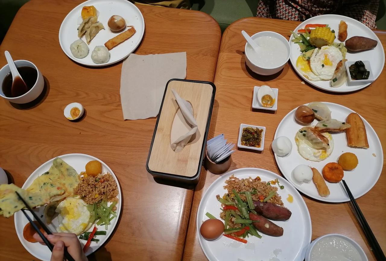 出来旅游早餐都差不多，从山东到北京再到江苏再到浙江，都是差不多，兼顾多地特色，大