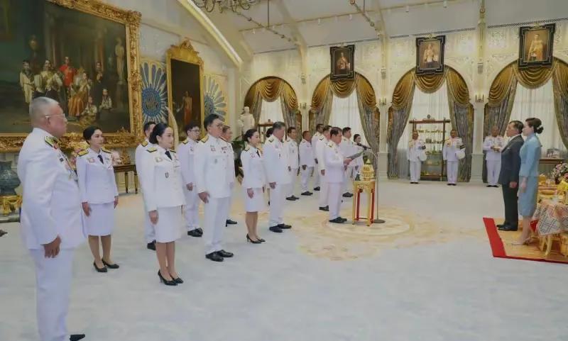 反转来了！洪森之前断言佩通坦撑不了多久，本以为佩通坦政治生涯要凉凉，没想到她还有
