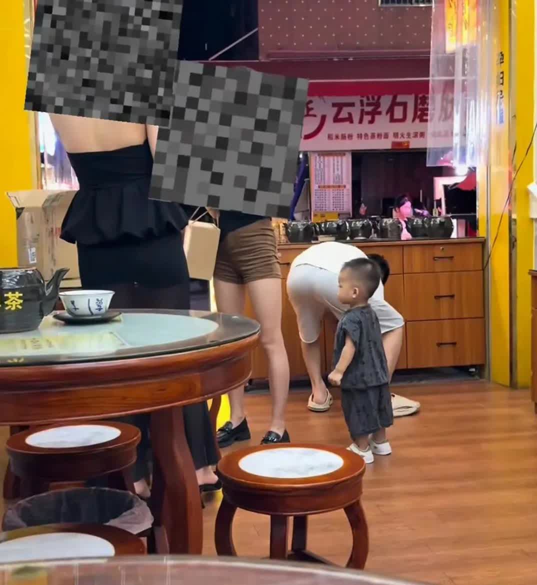 话说，小孩儿摸腿[笑哭]

在某店中，两位大长腿美女正在聊天，丝毫没注意到“