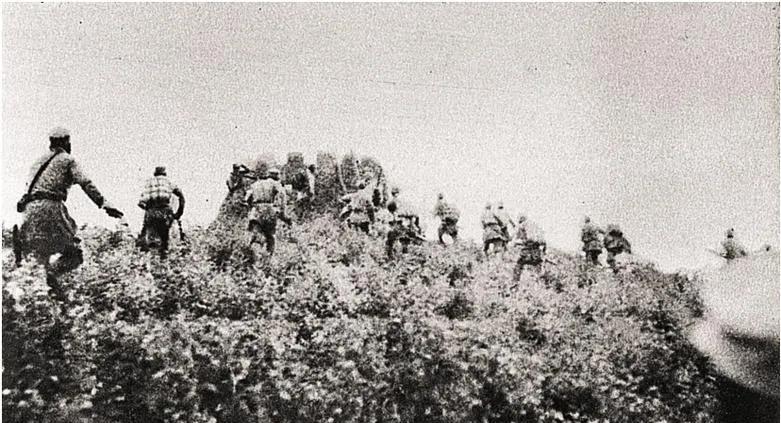 1944年9月3日上午，记者铮石看见在南河滩，鲁中八路军100 多把刺刀对日军1