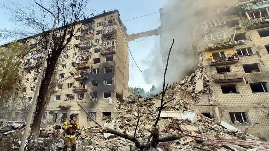 乌克兰首都基辅再次遭到了大规模空袭，已经造成14人直接死亡，44人受伤。
在俄乌