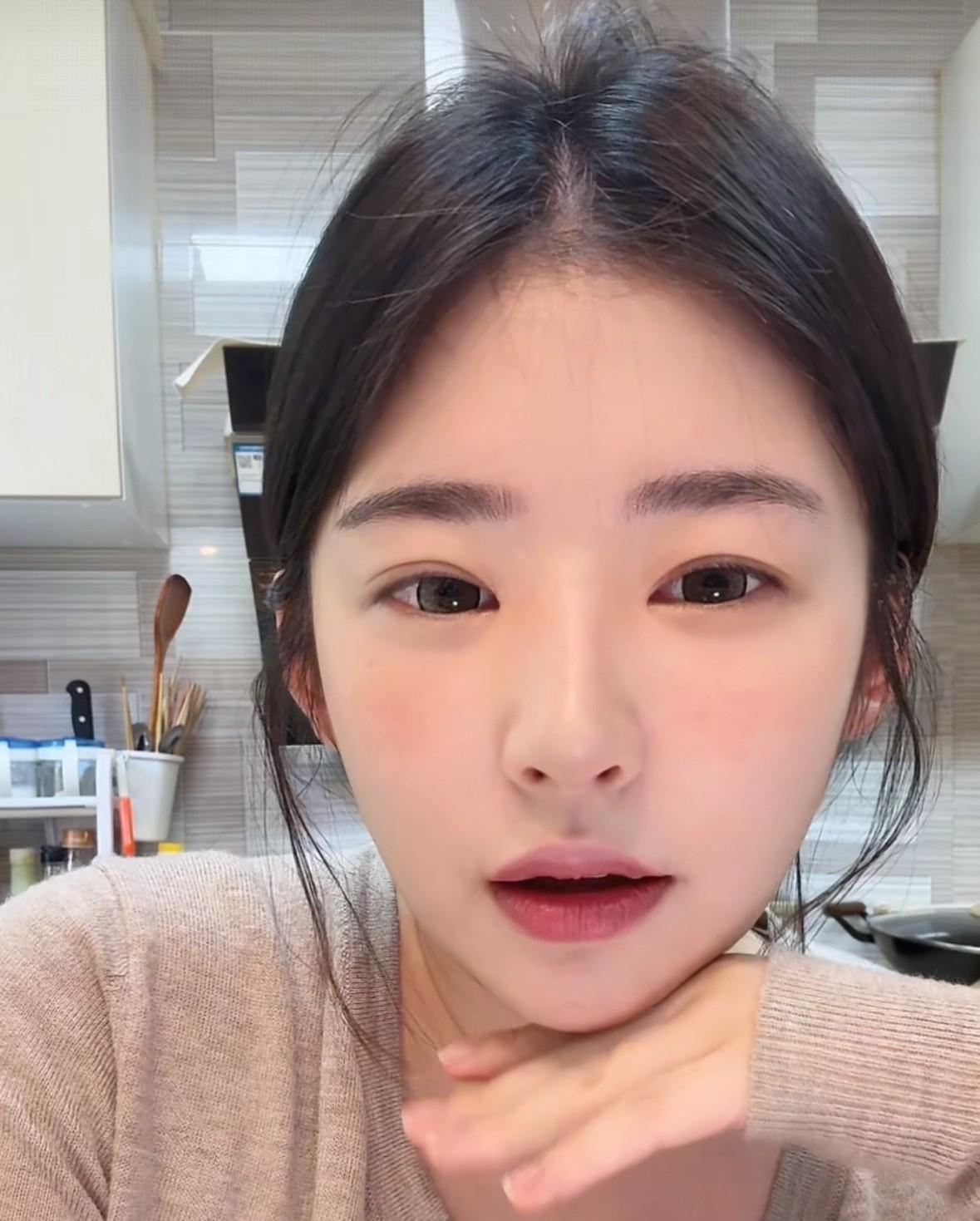 今天中午，黄一鸣在直播时说 ，她今天下午三点钟带着闪闪一起去杭州。杭州那边她已经