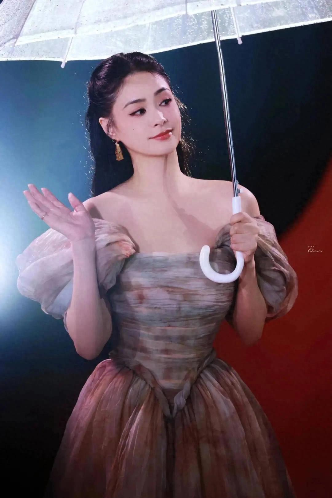 阿娇胖了都还这么美，很好的诠释了珠圆玉润。
