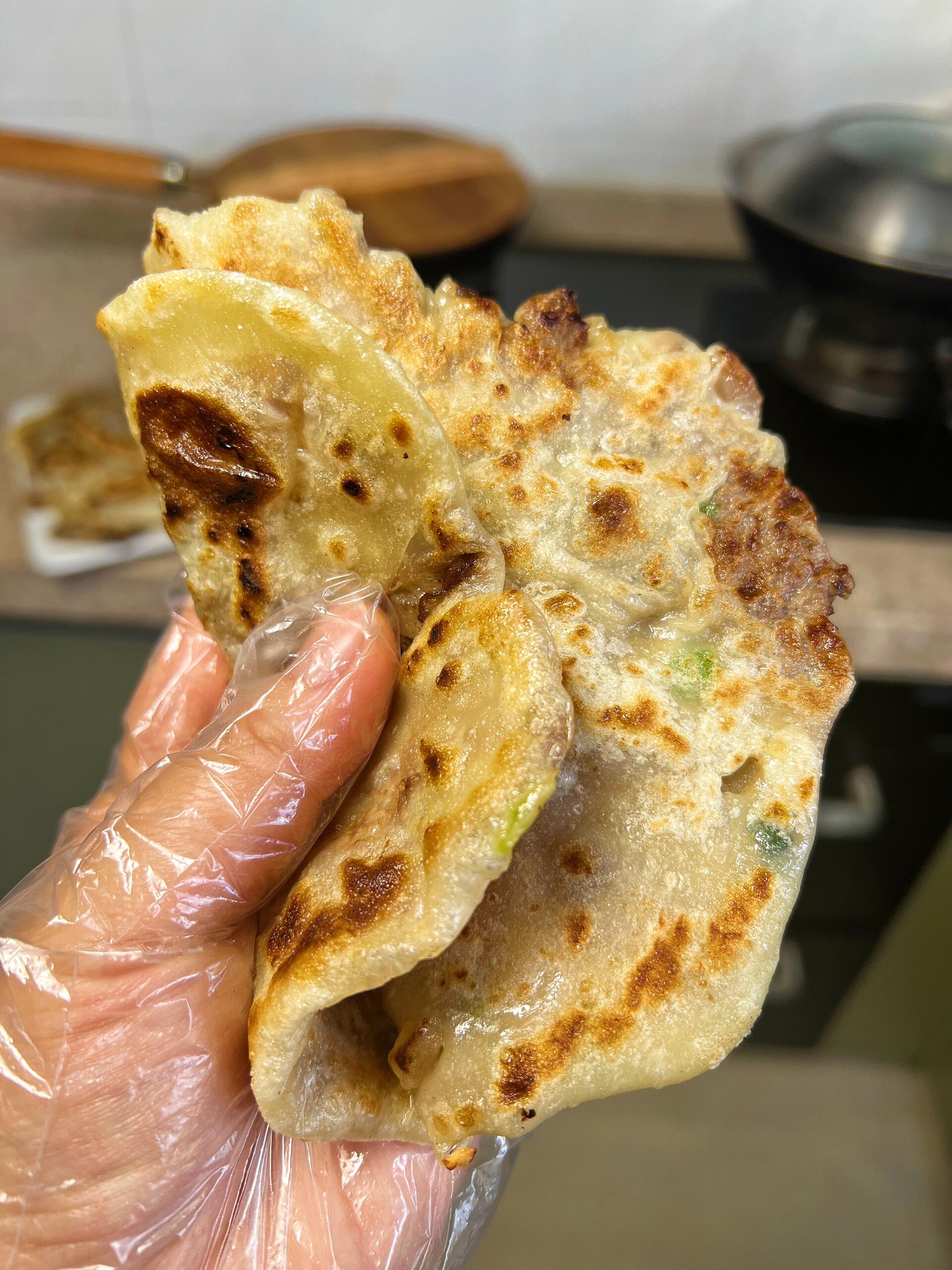 面是晚上醒的！饼是早上吃到的！也太幸福啦
软乎乎的牛肉饼子也太香啦吧，小朋友连吃